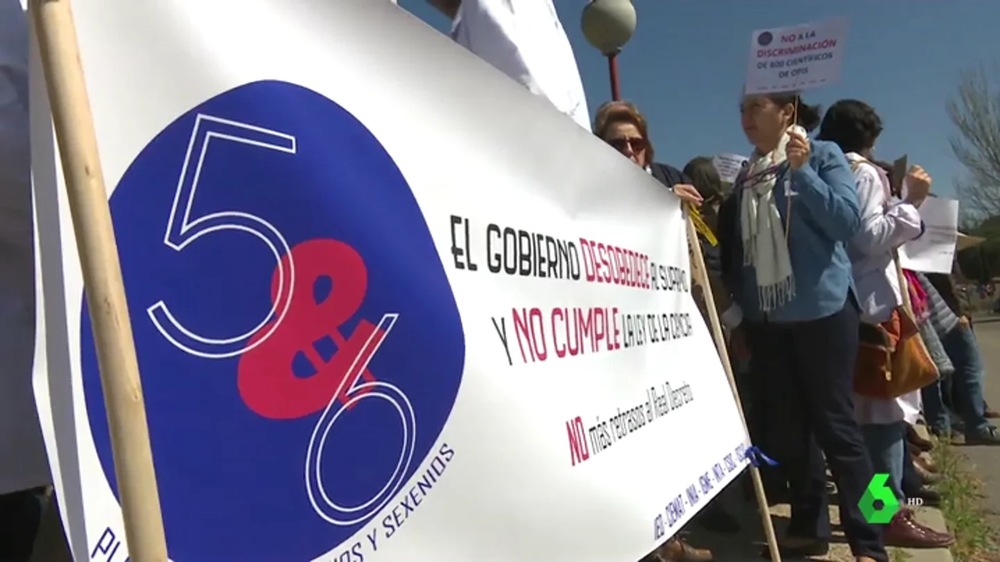 Más de un centenar de científicos protestan ante el Palacio de la Moncloa contra la marginación salarial que sufren Más de un centenar de científicos protestan ante el Palacio de la Moncloa contra la marginación salarial que sufren