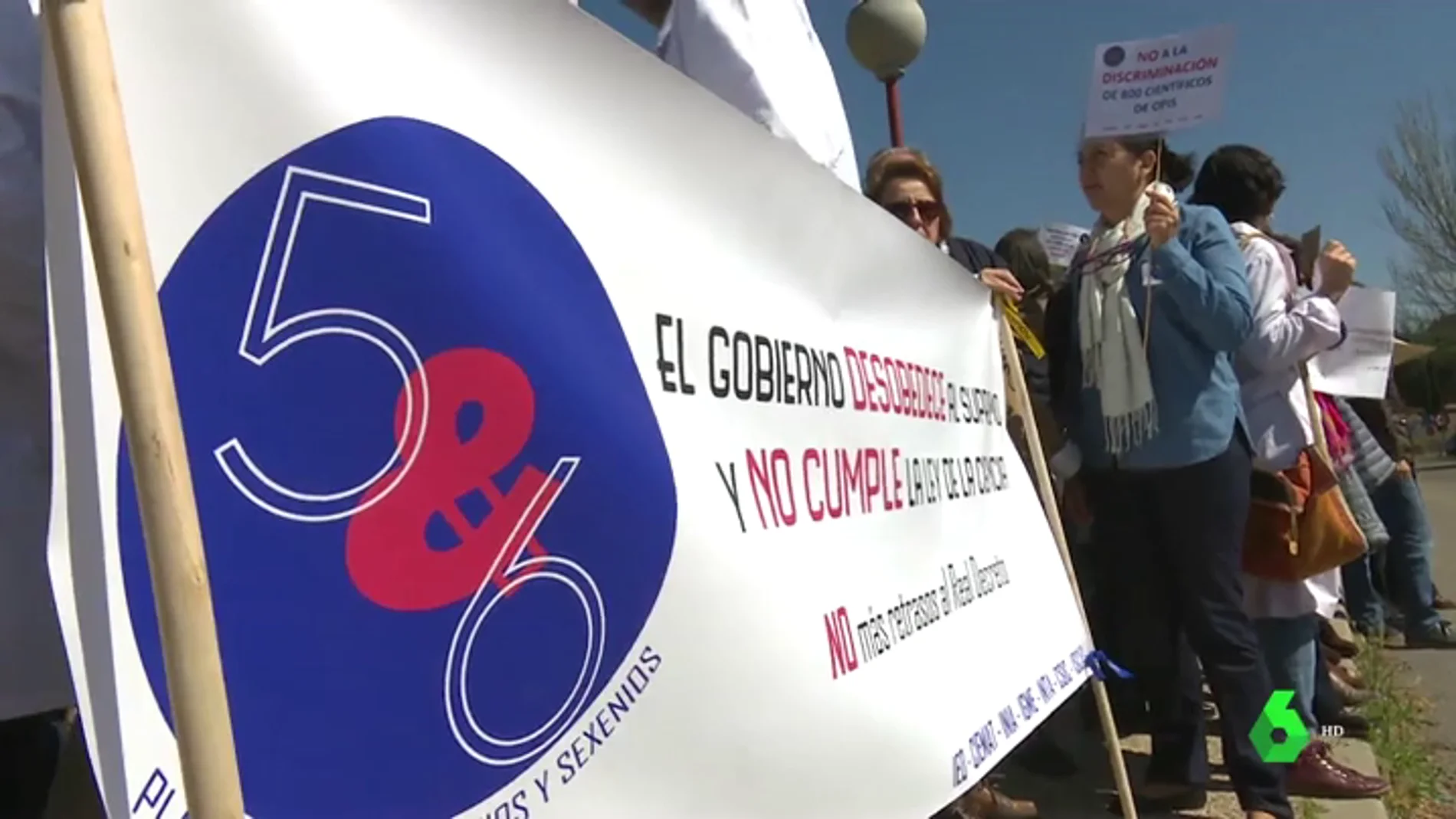 Más de un centenar de científicos protestan ante el Palacio de la Moncloa contra la marginación salarial que sufren