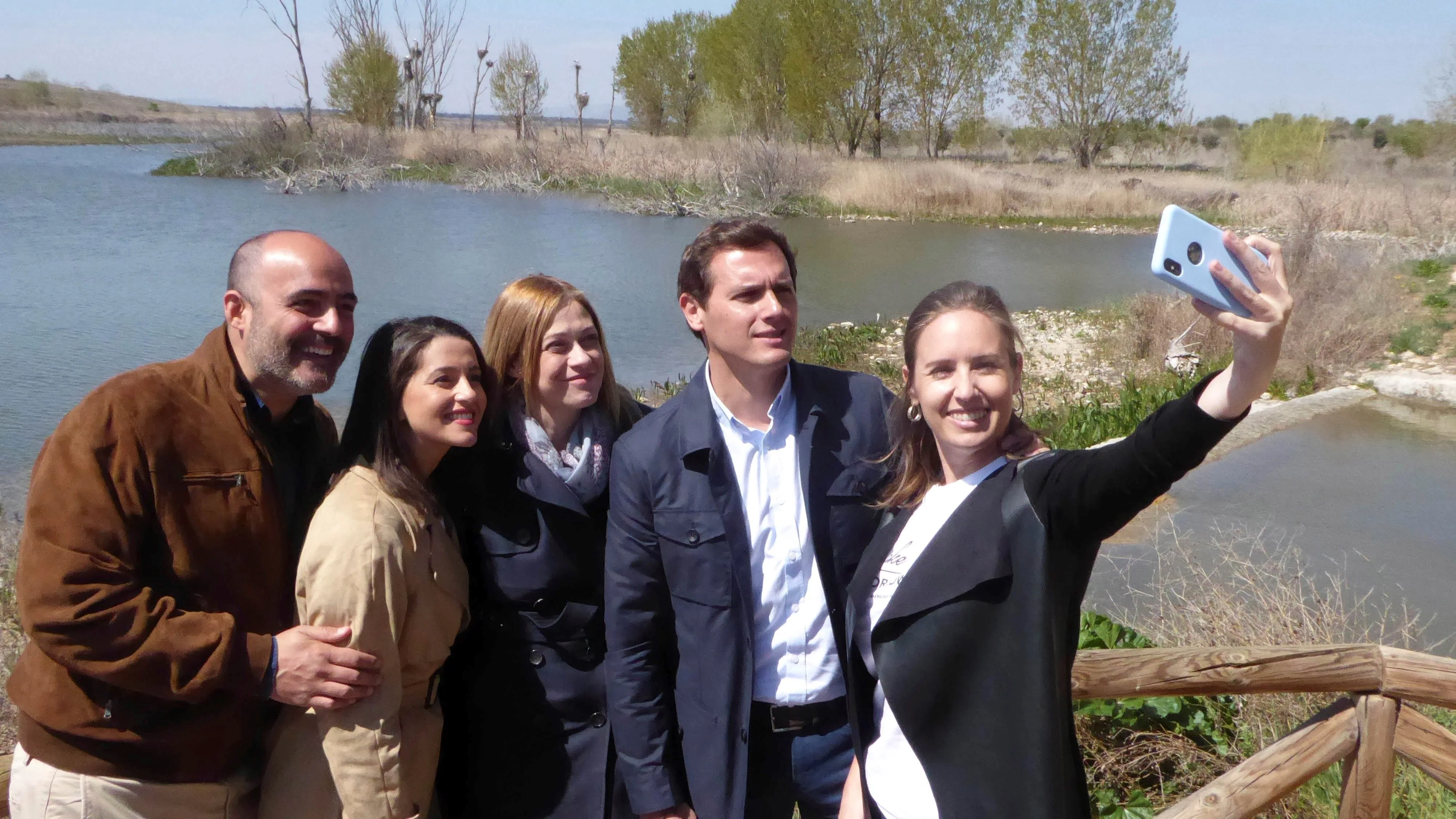 El líder de Ciudadanos y candidato a la presidencia del Gobierno, Albert Rivera, ha presentado este sábado en el Parque Nacional de Las Tablas de Daimiel, en Ciudad Real, un plan para luchar contra los residuos plásticos, la deforestación y el cambio climático en España. Rivera ha estado acompañado por la portavoz nacional de la formación y candidata al Congreso de los Diputados por Barcelona, Inés Arrimadas, y por la responsable del área de Medio Ambiente de la formación y candidata de Cs al Congreso por Santa Cruz de Tenerife, Melisa Rodríguez.