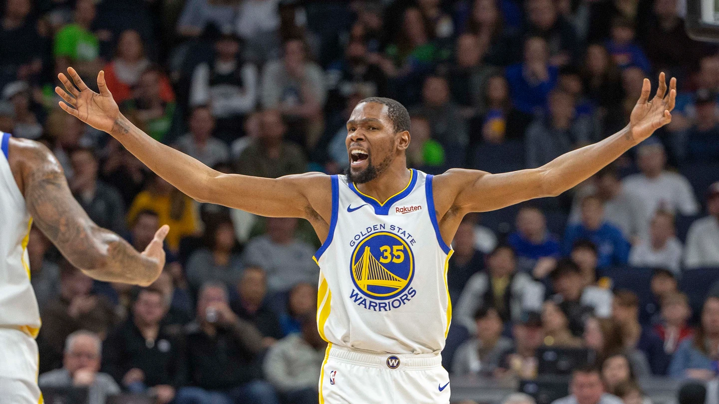 Durant protesta una decisión de los árbitros Durant protesta una decisión de los árbitros