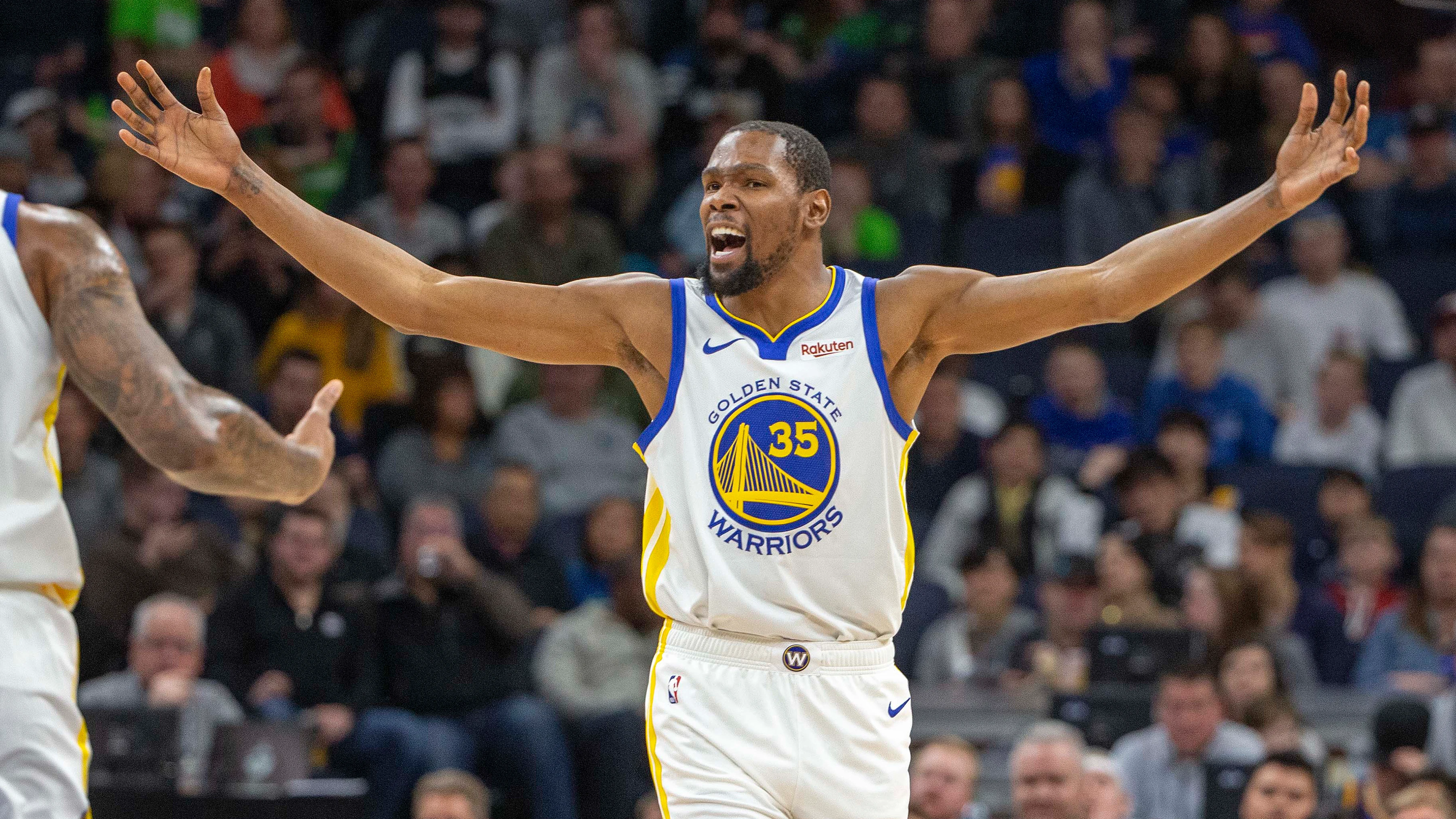 Durant protesta una decisión de los árbitros