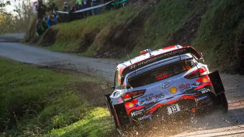 Sébastien Loeb rompía la suspensión Sébastien Loeb rompía la suspensión