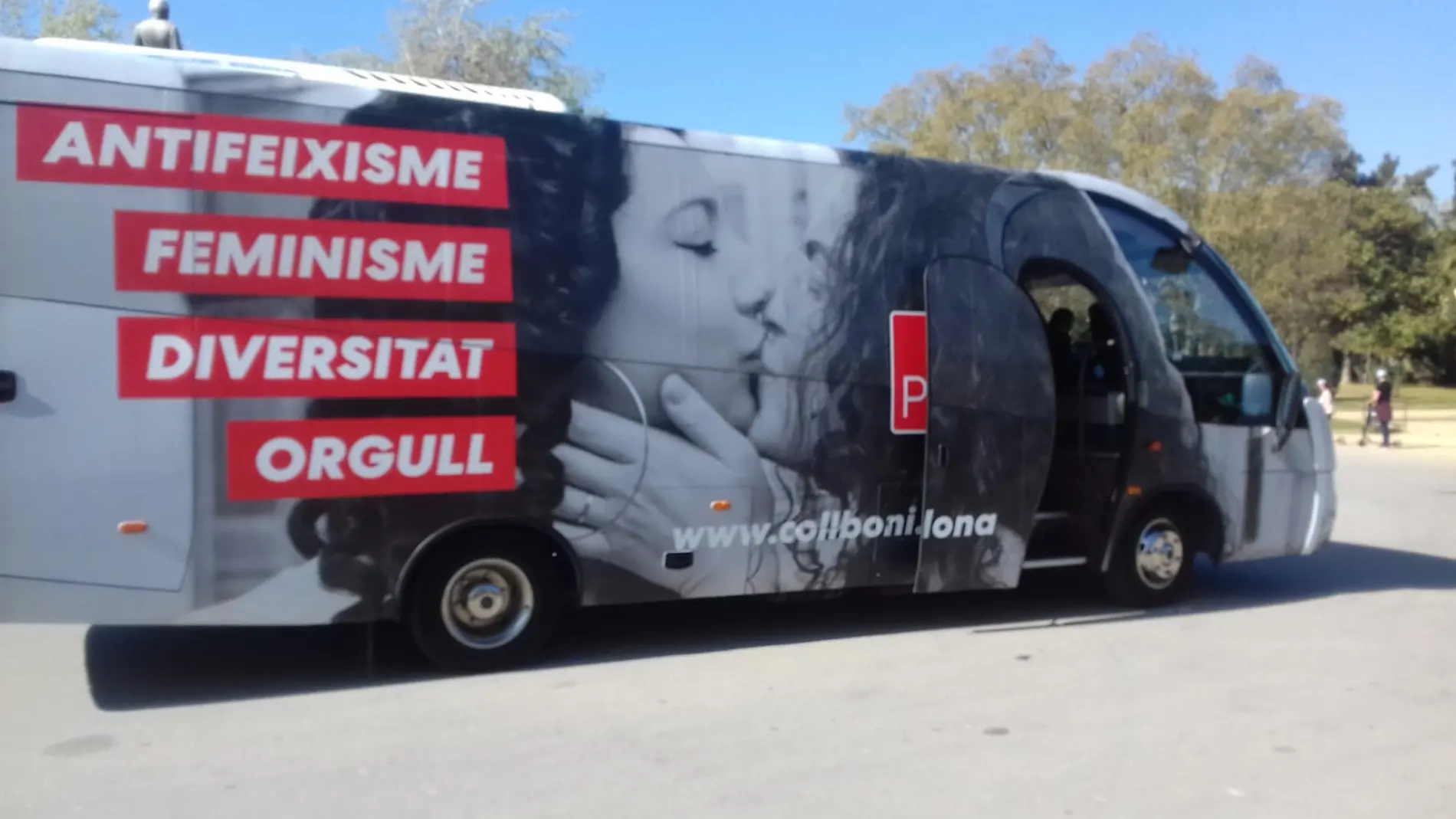 El "autobús del amor" que ha puesto en marcha el PSC de Barcelona