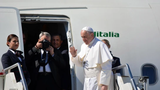 El Papa junto al avión que suele utilizar El Papa junto al avión que suele utilizar