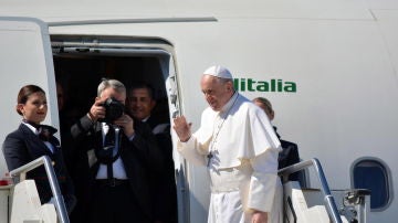 El Papa junto al avión que suele utilizar