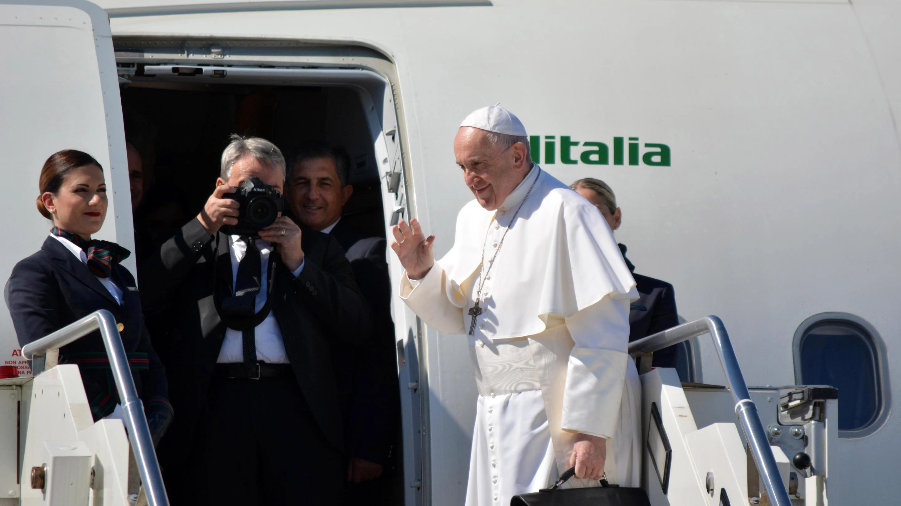 El Papa junto al avión que suele utilizar