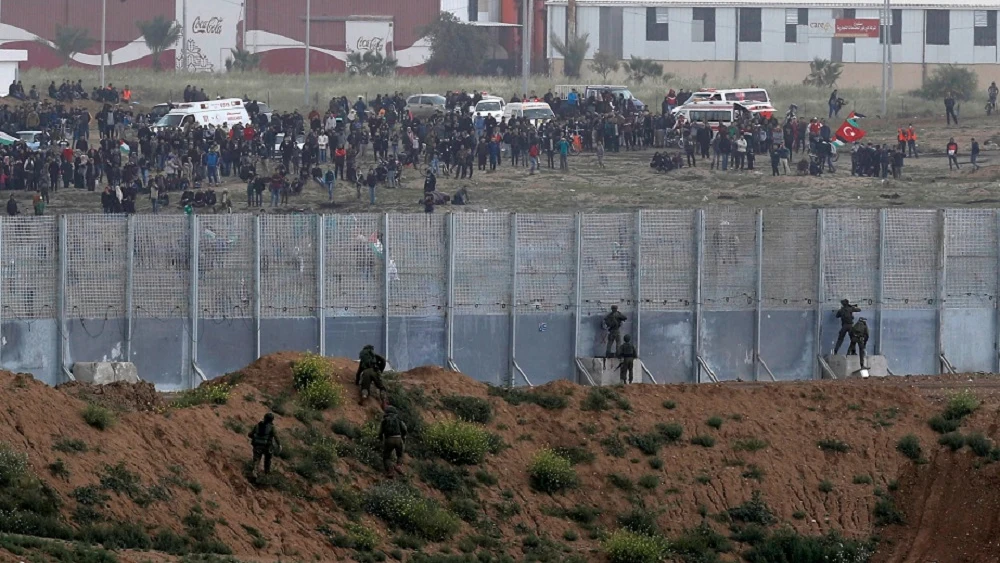 Miles de palestinos protestan en el primer aniversario de la Gran Marcha del Retorno en Gaza