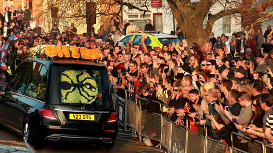 Seguidores se acercan al coche fúnebre del cantante Keith Flint Seguidores se acercan al coche fúnebre del cantante Keith Flint