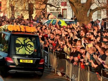 Seguidores se acercan al coche fúnebre del cantante Keith Flint Seguidores se acercan al coche fúnebre del cantante Keith Flint