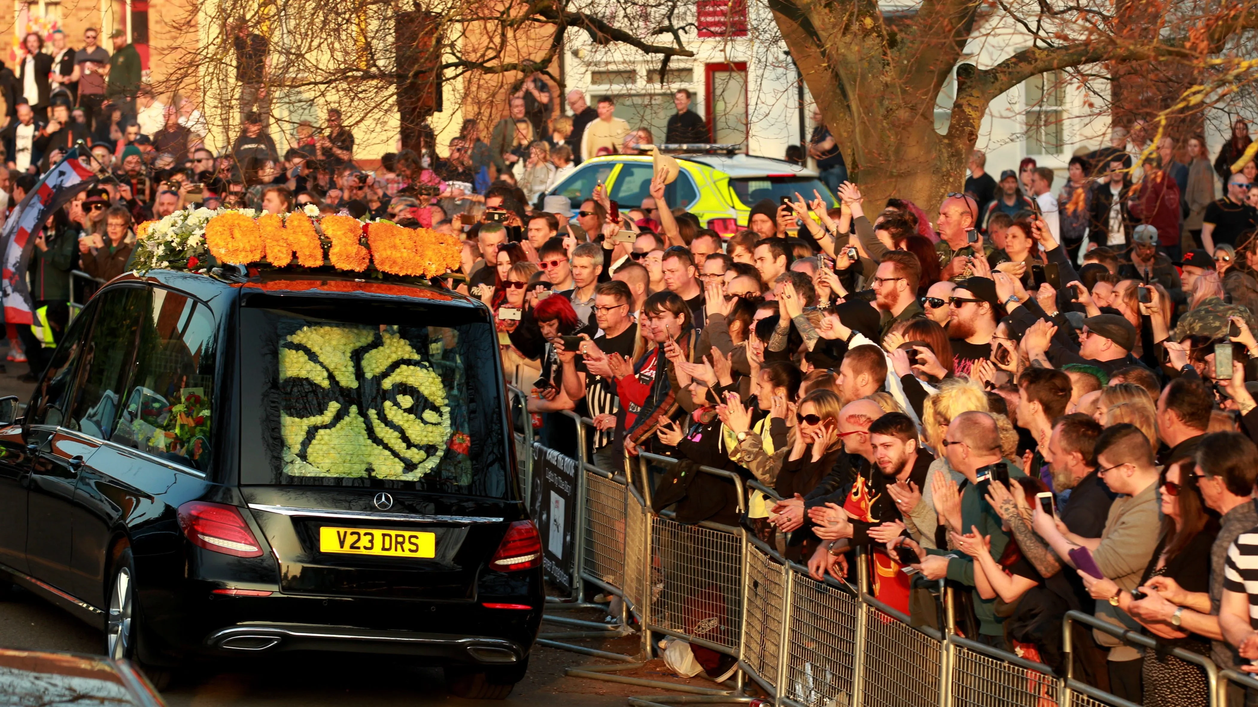 Seguidores se acercan al coche fúnebre del cantante Keith Flint