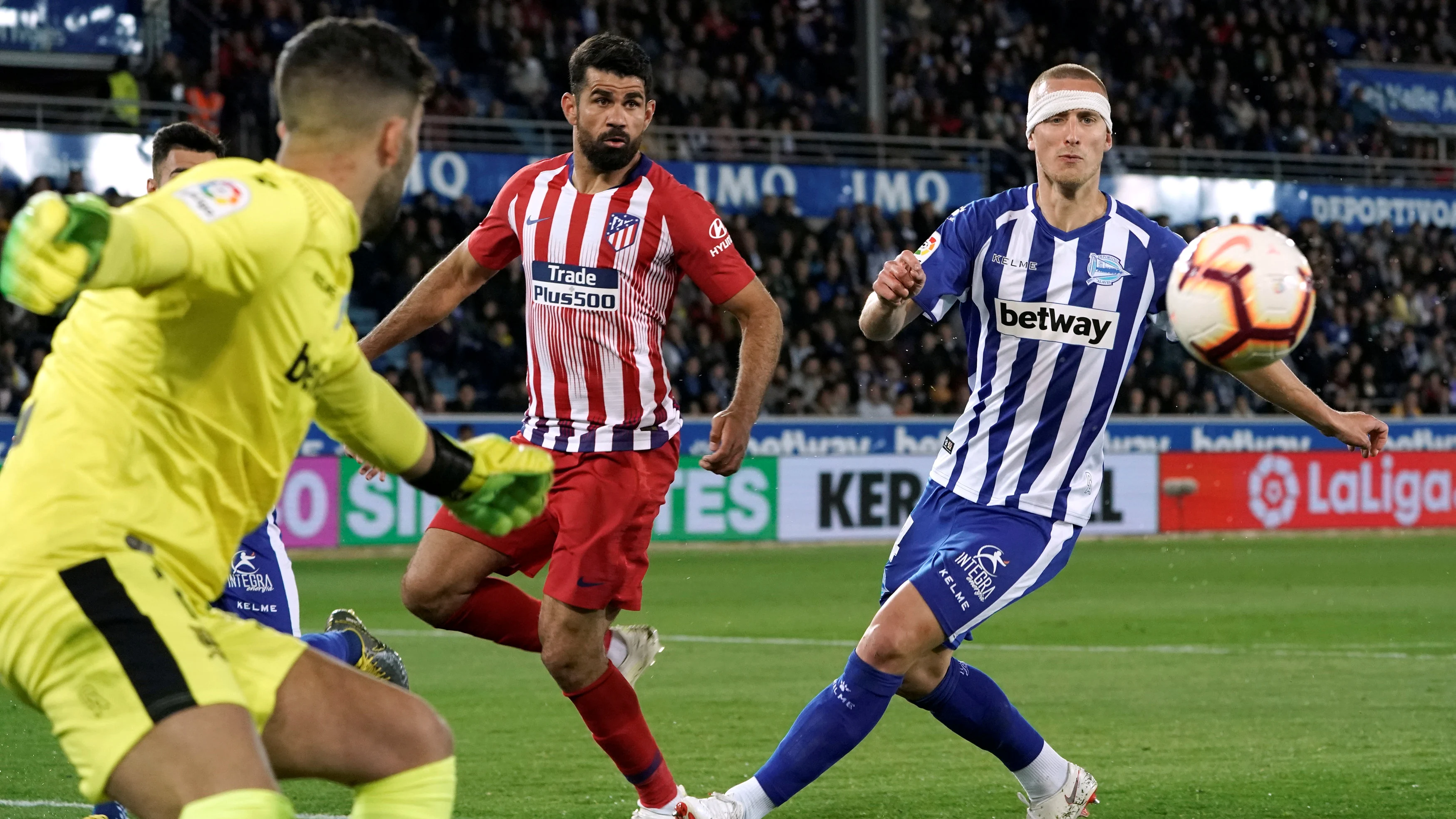 Momento del partido entre Alavés y Atlético de Madrid