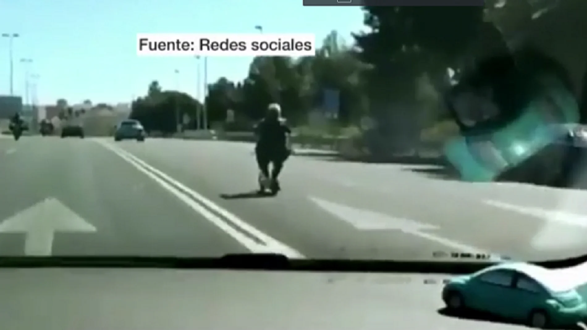 Una mujer conduce un patinete por la autovía de Valencia