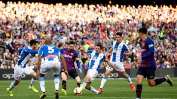 Momento del partido entre Barcelona y Espanyol