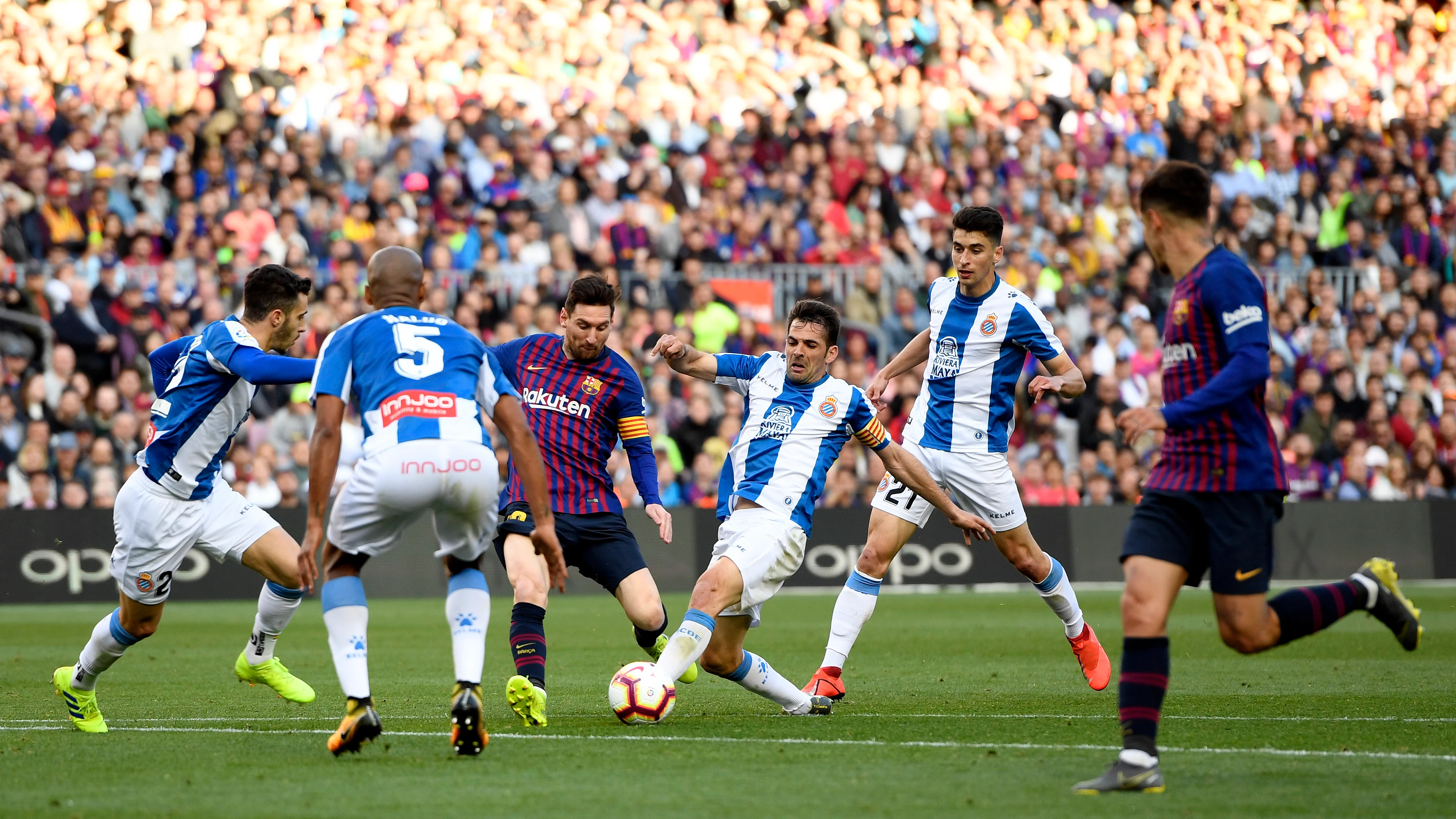 Momento del partido entre Barcelona y Espanyol