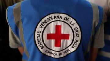 Una persona usa un chaleco de la Cruz Roja Venezolana durante una rueda de prensa del presidente de la Federación Internacional de Sociedades de la Cruz Roja y de la Media Luna Roja