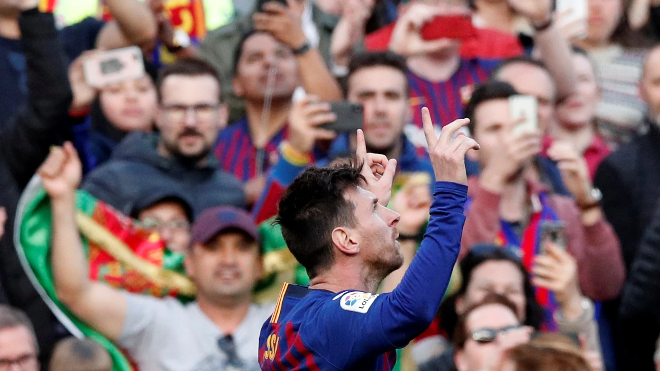 Messi celebra su gol de falta contra el Espanyol