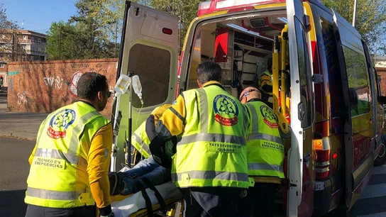 Imagen de efectivos del Samur atendiendo al joven apuñalado a las puertas de una discoteca en Carabanchel Imagen de efectivos del Samur atendiendo al joven apuñalado a las puertas de una discoteca en Carabanchel