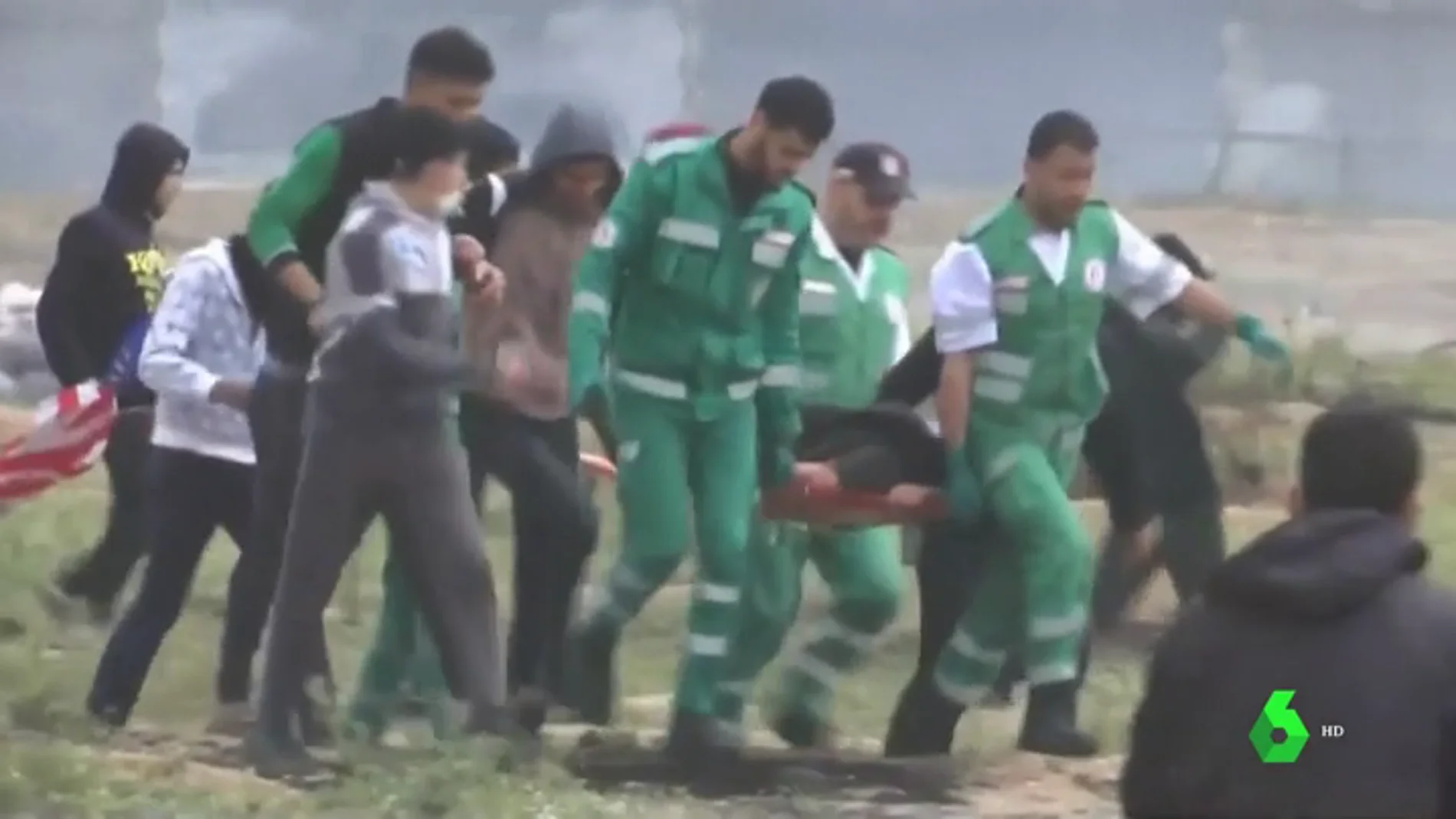 Imagen de efectivos sanitarios atendiendo a un herido el aniversario de la Marcha del Retorno de Gaza