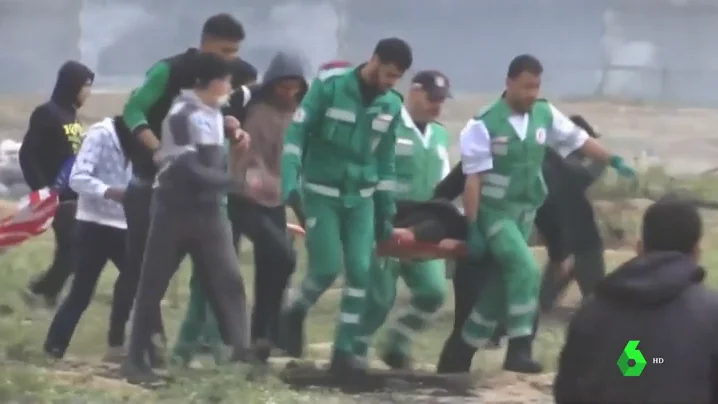 Imagen de efectivos sanitarios atendiendo a un herido el aniversario de la Marcha del Retorno de Gaza