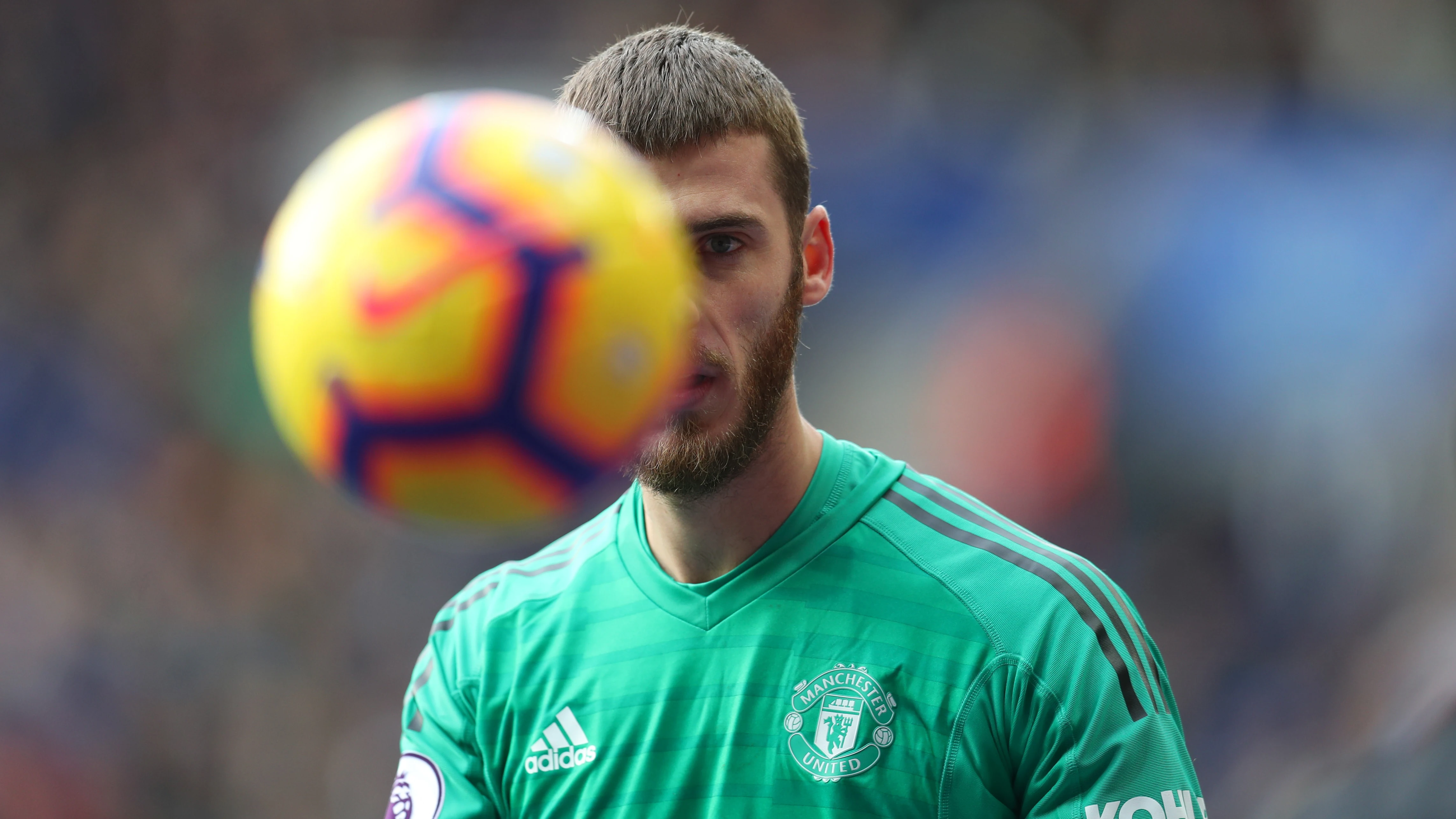 David de Gea mira al balón durante un partido