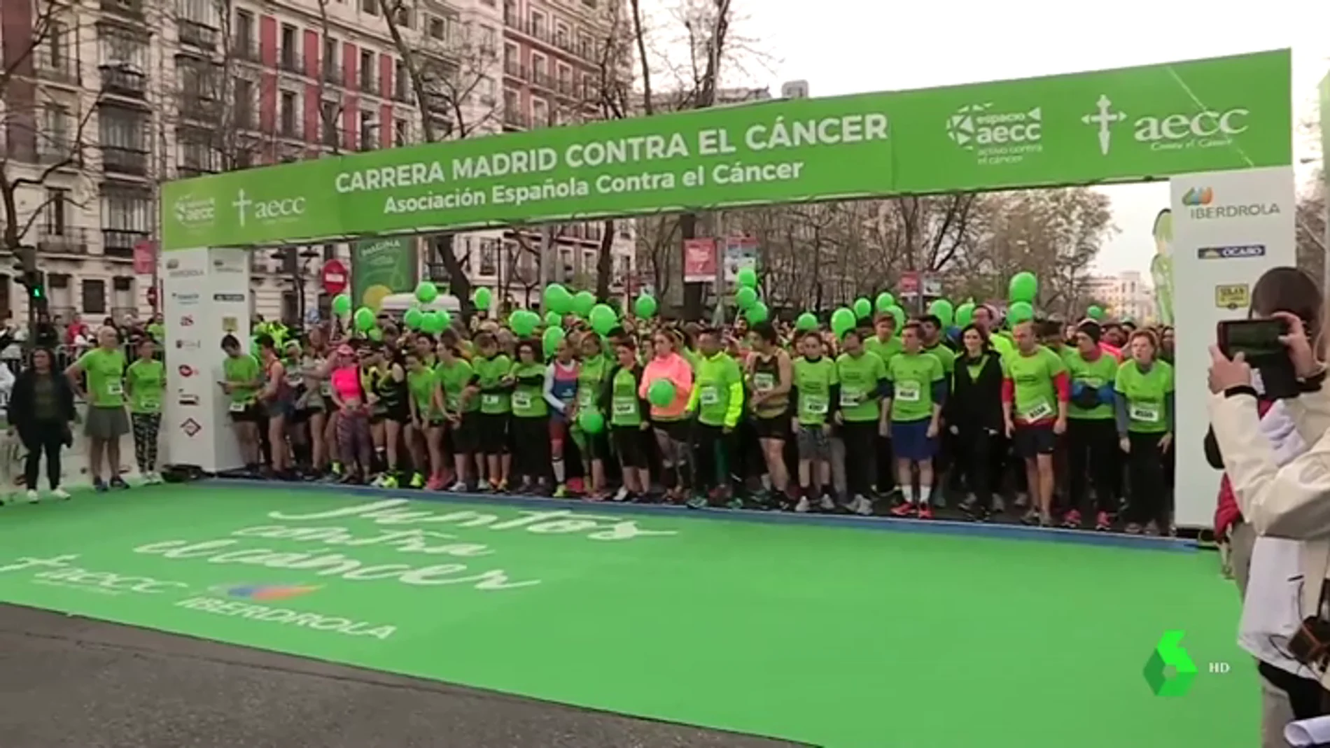 Participantes en la carrera contra el cáncer en Madrid