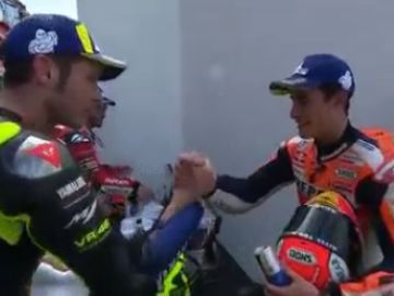 Rossi y Márquez se dan la mano tras el GP de Argentina Rossi y Márquez se dan la mano tras el GP de Argentina