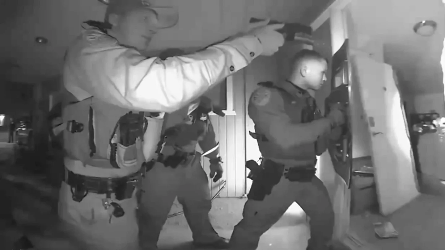 El momento en el que la Policía de Arizona irrumpe en la casa de una familia para llevarse a un niño enfermo y sin vacunar El momento en el que la Policía de Arizona irrumpe en la casa de una familia para llevarse a un niño enfermo y sin vacunar