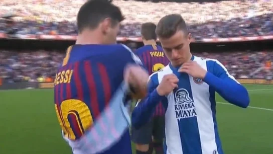 Messi y Pedrosa se cambian las camisetas Messi y Pedrosa se cambian las camisetas