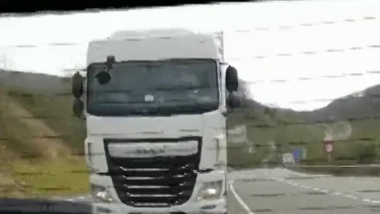 El pánico de una familia con varios niños mientras sufría el acoso de un camión en carretera: "Se me sale el corazón" El pánico de una familia con varios niños mientras sufría el acoso de un camión en carretera: "Se me sale el corazón"