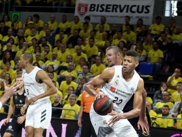 Tavares, ante Iverson Tavares, ante Iverson