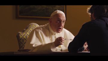 El papa Francisco reflexiona sobre inmigración con una concertina en sus manos: "El mundo se olvidó de llorar"