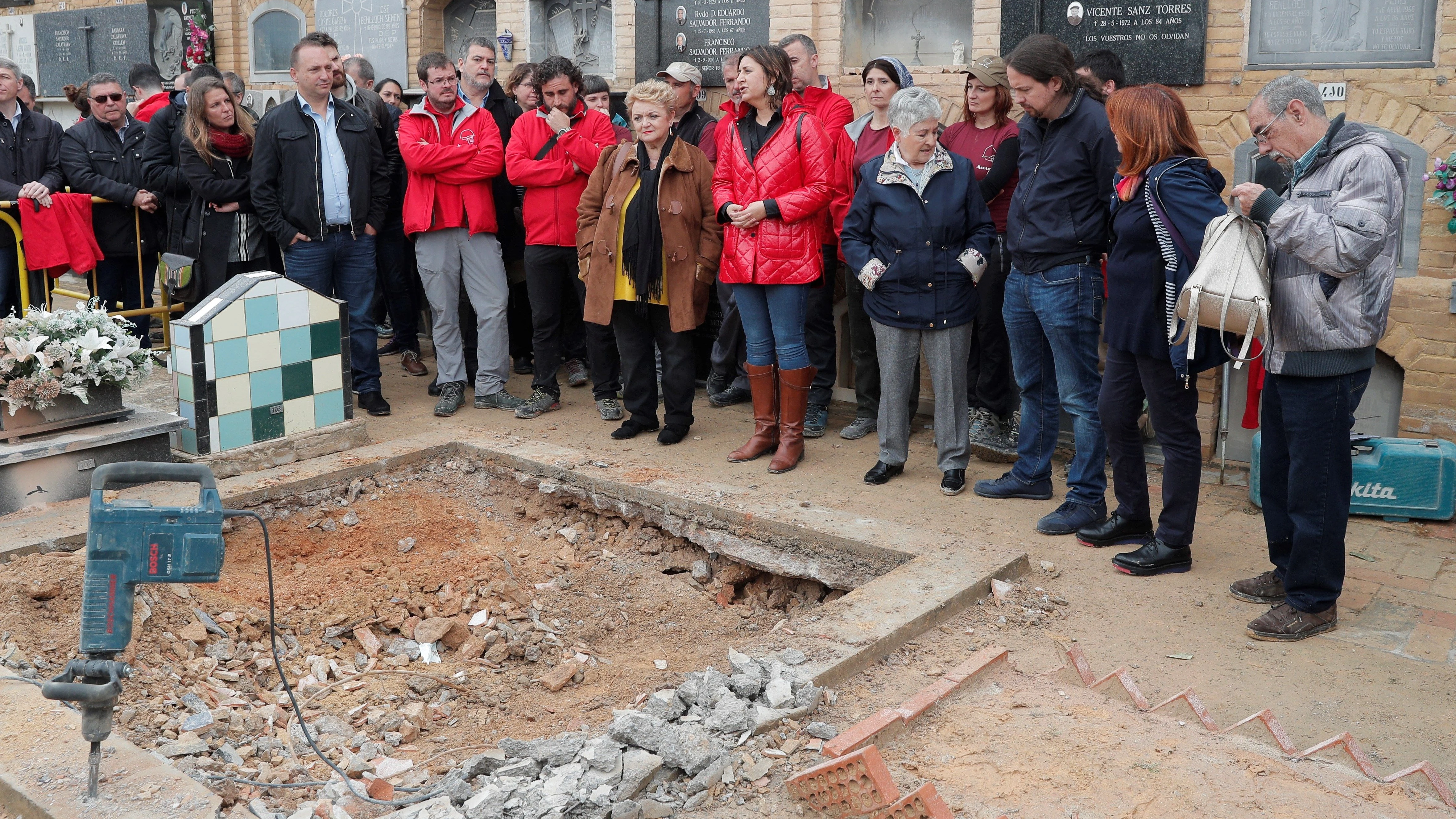 Pablo Iglesias acude a la exhumación de una fosa común donde podrían estar los restos de su tío