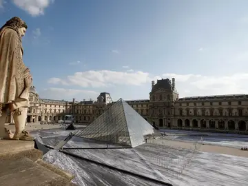 Obra del fotógrafo francés Jean Rene a las afueras del Museo del Louvre Obra del fotógrafo francés Jean Rene a las afueras del Museo del Louvre