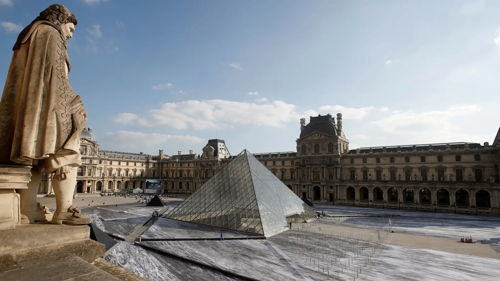 Obra del fotógrafo francés Jean Rene a las afueras del Museo del Louvre
