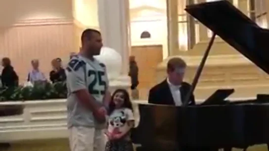 Un padre canta 'Ave María' en Disney World mientras su hija le mira emocionada Un padre canta 'Ave María' en Disney World mientras su hija le mira emocionada