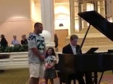 Un padre canta 'Ave María' en Disney World mientras su hija le mira emocionada Un padre canta 'Ave María' en Disney World mientras su hija le mira emocionada