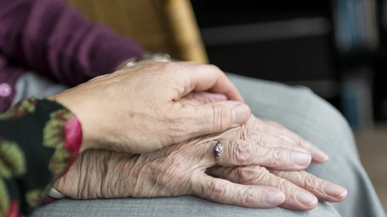 personas mayores dadas de la mano personas mayores dadas de la mano