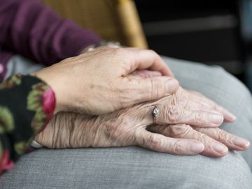 personas mayores dadas de la mano personas mayores dadas de la mano