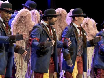 La comparsa 'Los Carapapas' cantando 'Los ángeles de la guarda'. La comparsa 'Los Carapapas' cantando 'Los ángeles de la guarda'.