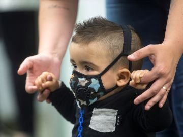 Consiguen curar a Derek, el primer bebé con síndrome del niño burbuja detectado por la prueba del talón Consiguen curar a Derek, el primer bebé con síndrome del niño burbuja detectado por la prueba del talón