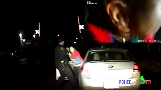 Denuncian a un policía por golpear y zarandear a una conductora por llevar una luz fundida en Florida Denuncian a un policía por golpear y zarandear a una conductora por llevar una luz fundida en Florida