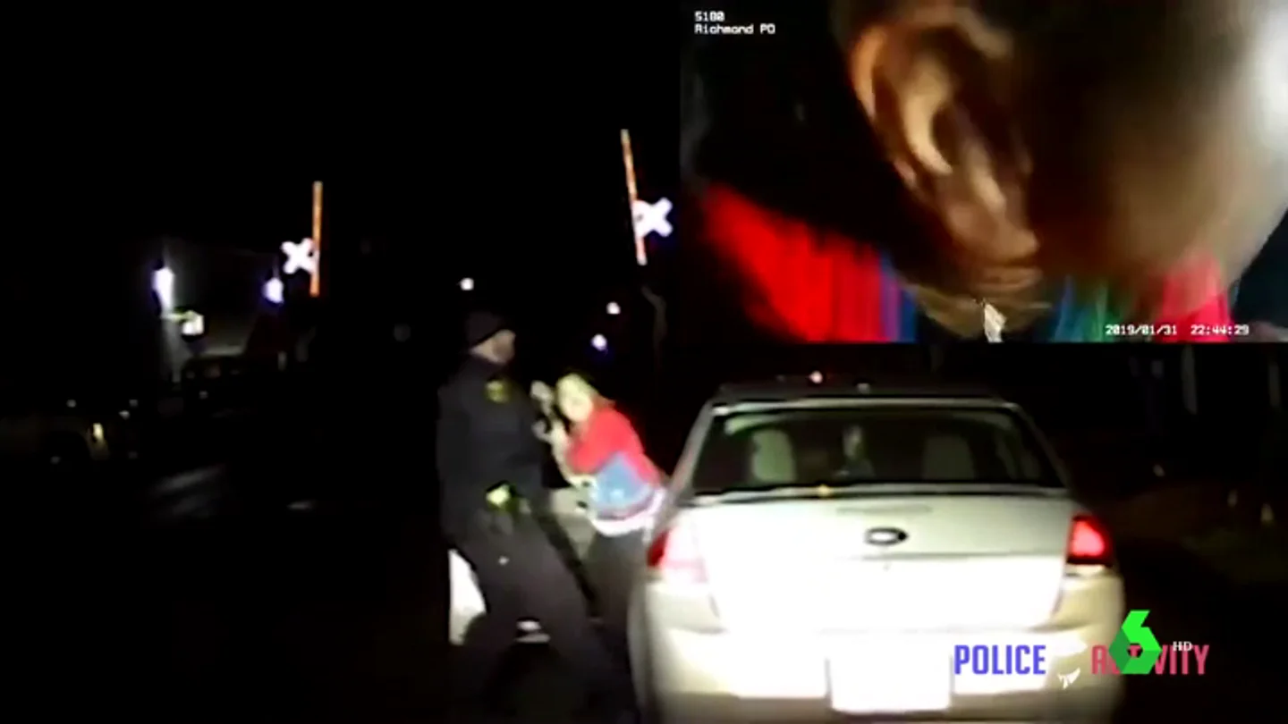 Denuncian a un policía por golpear y zarandear a una conductora por llevar una luz fundida en Florida Denuncian a un policía por golpear y zarandear a una conductora por llevar una luz fundida en Florida