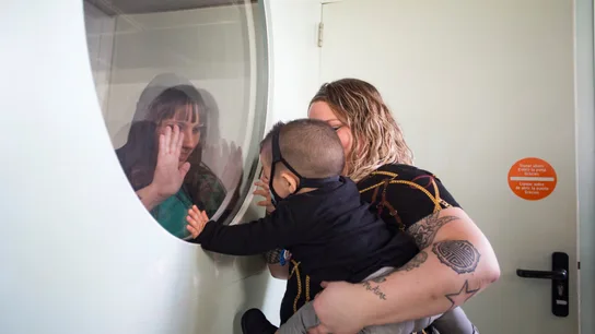 Consiguen curar a Derek, el primer bebé con síndrome del niño burbuja detectado por la prueba del talón Consiguen curar a Derek, el primer bebé con síndrome del niño burbuja detectado por la prueba del talón