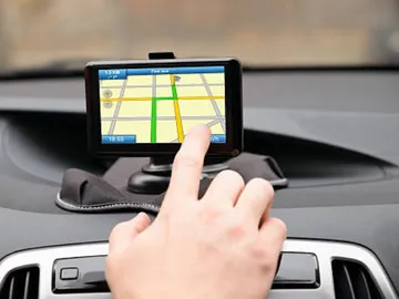 Un grupo de personas se pierde siguiendo las indicaciones del GPS Un grupo de personas se pierde siguiendo las indicaciones del GPS