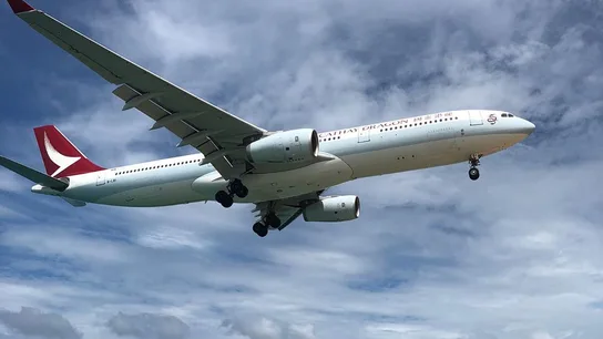 Imagen de una mujer junto a un avión en la playa a la que se ha prohibido el acceso Imagen de una mujer junto a un avión en la playa a la que se ha prohibido el acceso