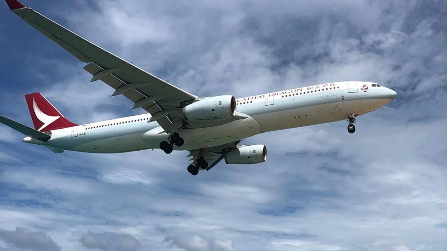 Imagen de una mujer junto a un avión en la playa a la que se ha prohibido el acceso Imagen de una mujer junto a un avión en la playa a la que se ha prohibido el acceso