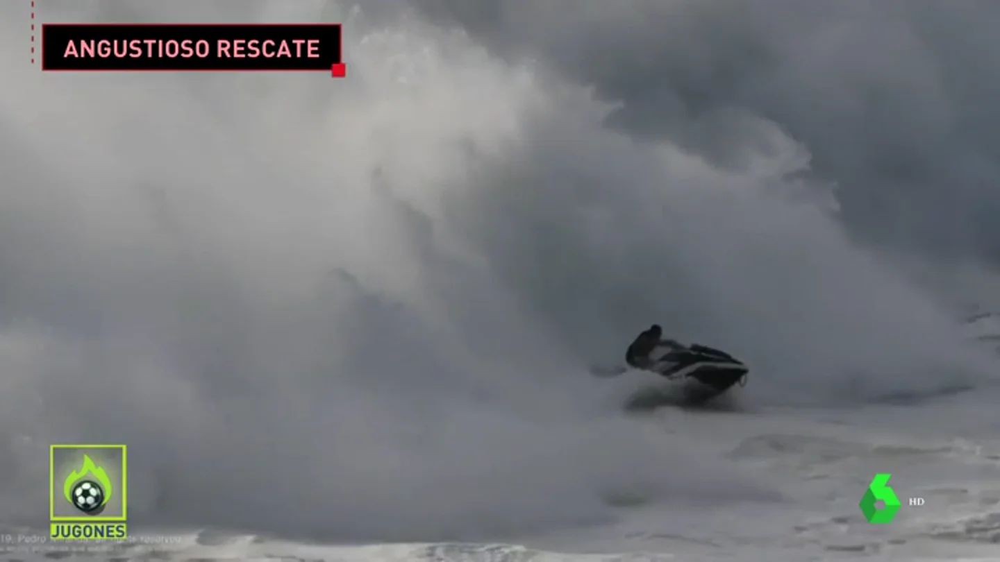 Una ola gigante engulle a una moto de agua mientras rescataba a un surfista en Nazaré Una ola gigante engulle a una moto de agua mientras rescataba a un surfista en Nazaré