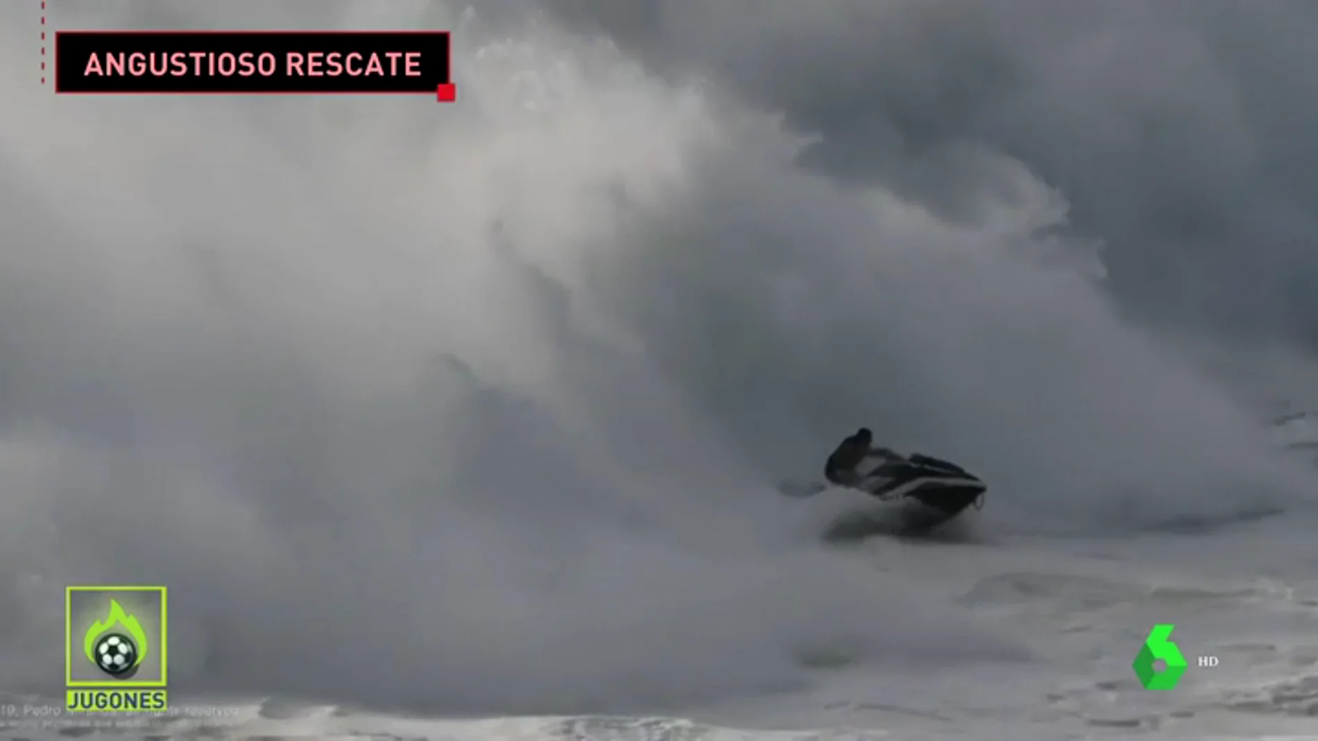 Una ola gigante engulle a una moto de agua mientras rescataba a un surfista en Nazaré