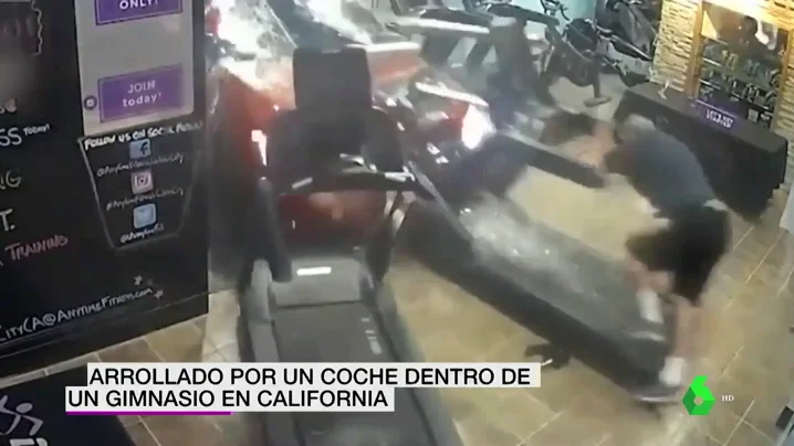 Un hombre es arrollado por un coche mientras practicaba ejercicio dentro de un gimansio Un hombre es arrollado por un coche mientras practicaba ejercicio dentro de un gimansio