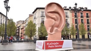 Vista de la oreja instalada en Madrid por la plataforma Change.org.